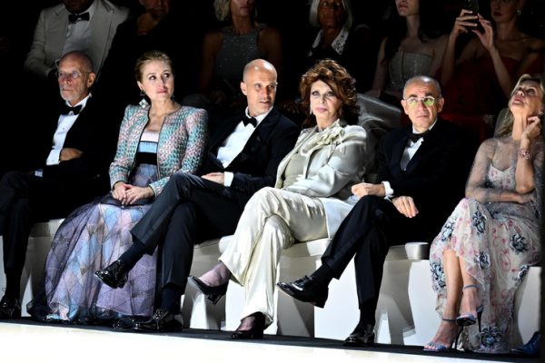 Честейн подвели стилисты, Палвин пришла в образе феи: красным дорожкам в Венеции звезды предпочли показ Armani