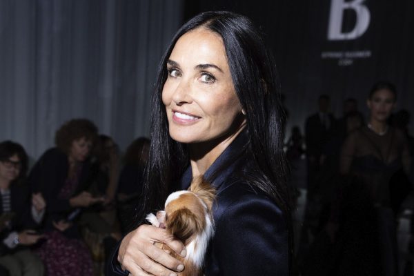 Деми Мур оказалась в центре скандала из-за собаки в Милане