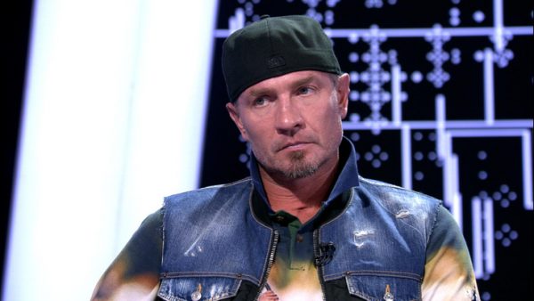 Говоря о протезах, Костомаров едва сдерживает слезы: «Как жить без рук? Весь быт построен на этом»