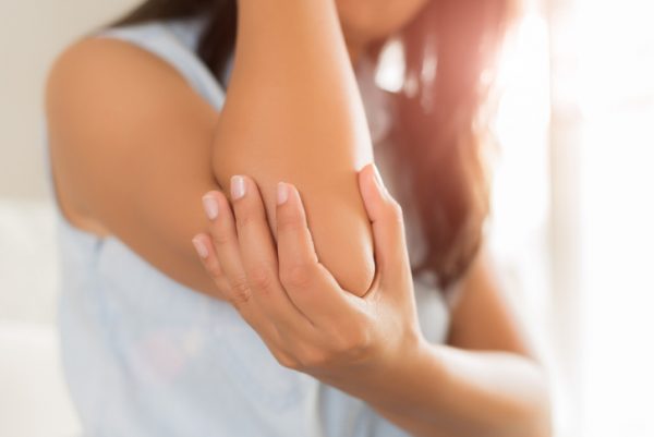 Колоть нельзя кусать: пластический хирург ответил, как спасти локти от старения