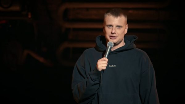 Комиссаренко отреагировал на слухи о прошлом его жены в порноиндустрии