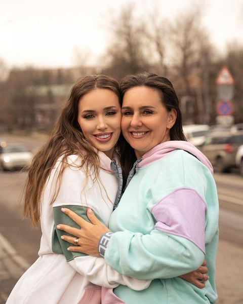 Анастасия Костенко с мамой Викторией Щербаковой