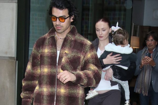 Певец Джо Джонас призвал не верить слухам о разводе с Тернер