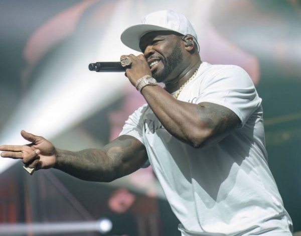 Рэпер 50 Cent разбил микрофоном голову фанатке
