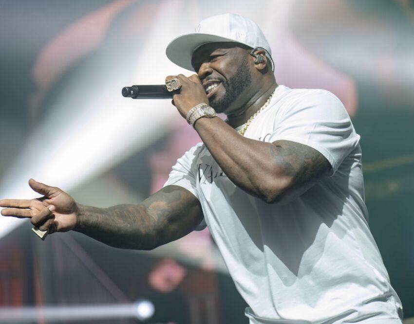 Рэпер 50 Cent разбил микрофоном голову фанатке