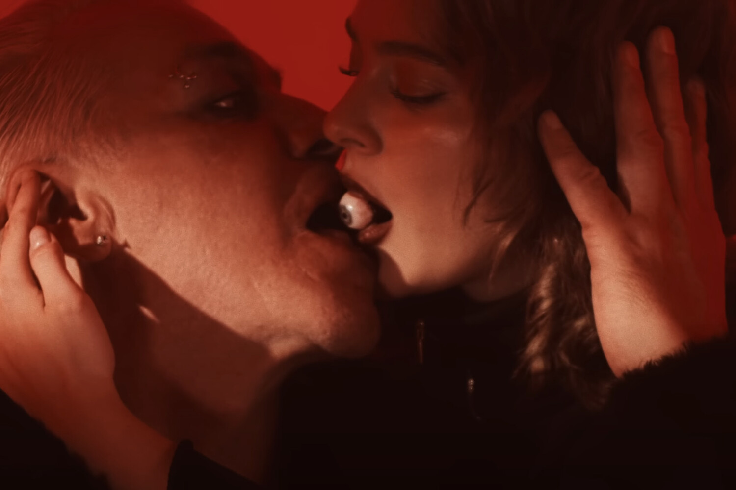 Лидер Rammstein поцеловал Аглаю Тарасову в новом клипе