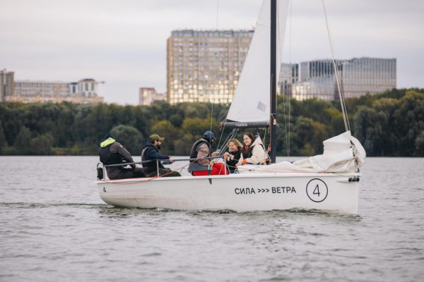 Закатный яхтинг, кино и целый бар мороженого: уикенд удовольствий с Силой ветра