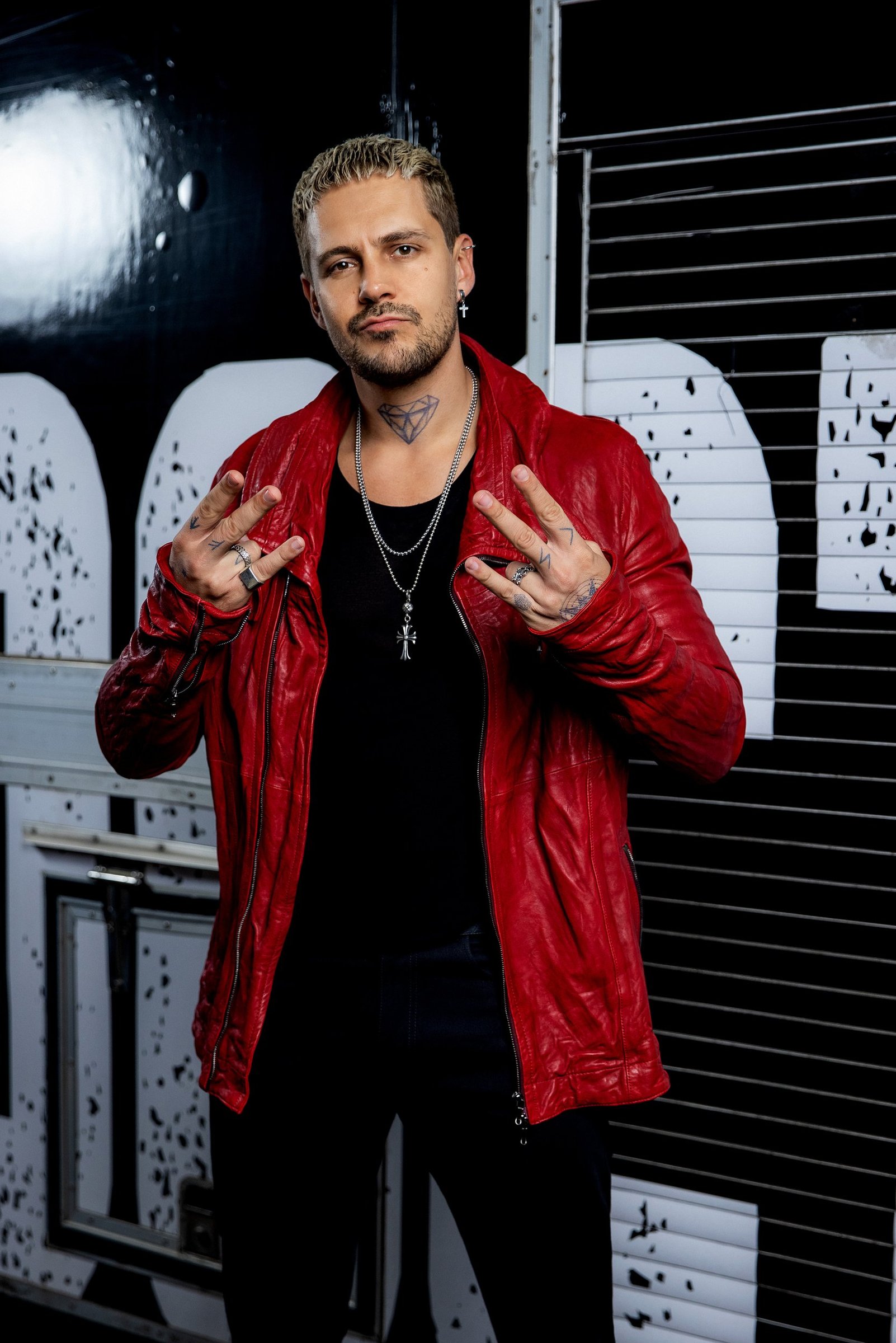 Бикович стал блондином ради роли поп-звезды: первые кадры