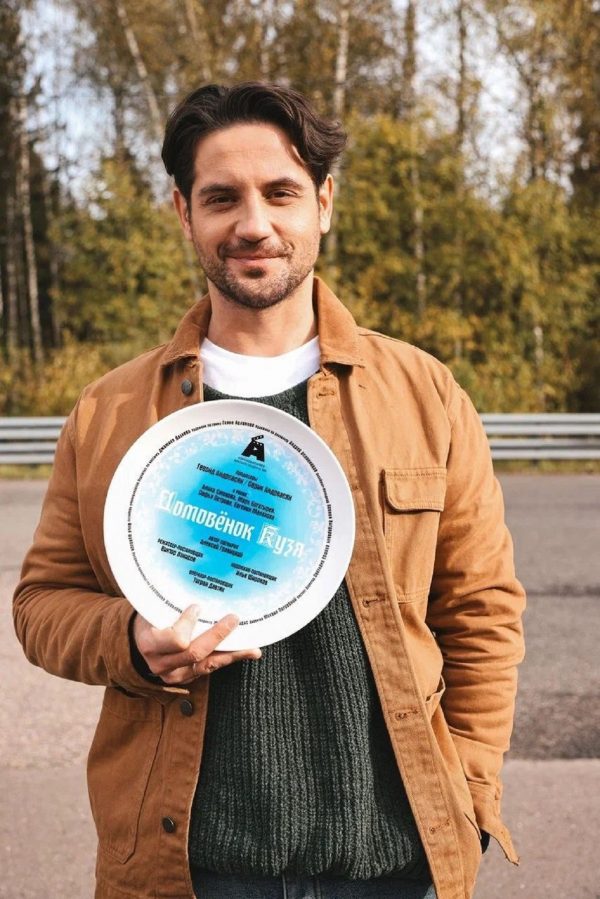 AQACFZiON4GC7fj4piBq15GaLFGDQt26TR0VEkaYwCxCDmI-RnGuXUygD9IHnwXA_cqSh6a1E4M9InaD2mwvfklP9R4 Звезда «Кухни» снимется в новой экранизации «Домовенка Кузи» Марк Богатырев появится в новой версии популярного советского мультфильма