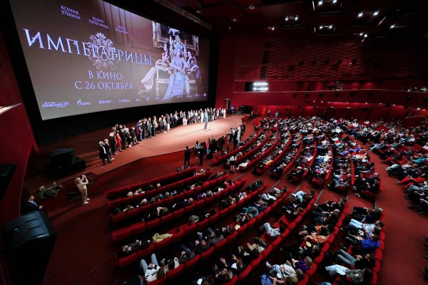 Пересильд с дочками и Тройником представила фильм «Императрицы» Российские знаменитости поддержали выход исторической картины Пересильд с дочками и Тройником представила фильм «Императрицы» Российские знаменитости поддержали выход исторической картины