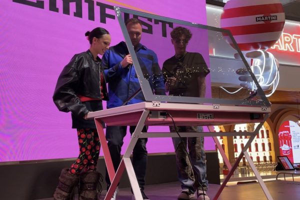 Блогер Николай Nemifist подарил Инстасамке компьютер за 23 миллионов рублей