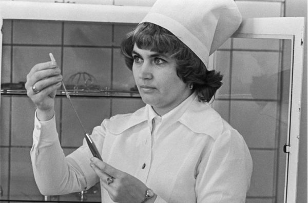 Через стыд, страх и боль — как советские женщины защищались от нежелательной беременности