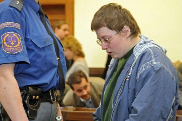 Девочка-оборотень: как женщина с редкой болезнью притворялась подростком и проникала в чужие семьи