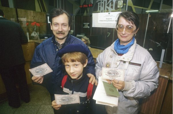 Итальянские сапоги, банка меда и бутылка водки: почему россияне не получили обещанные Чубайсом «Волги» во время приватизации