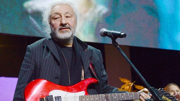 Из статьи о Стасе Намине в «Википедии» исчезло упоминание о его пасынке Романе