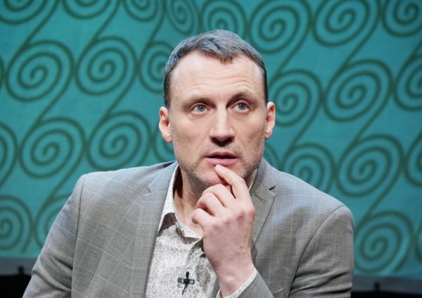 Пошел против своих же коллег: почему отменили спектакль Белого* во Франции