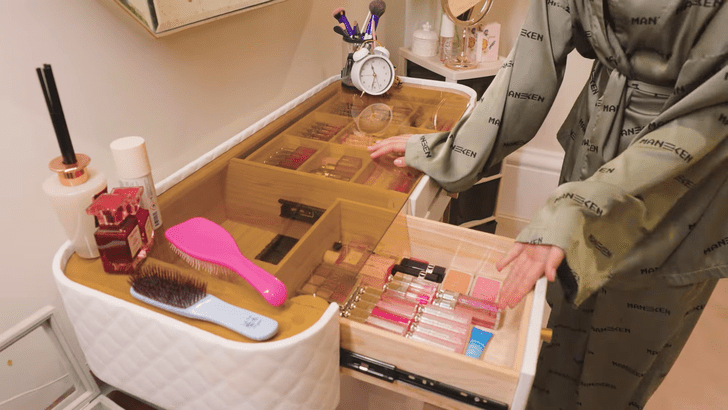 Сумки Louis Vuitton и целый стол косметики Dior: старшая дочка Самойловой провела рум-тур по своей комнате