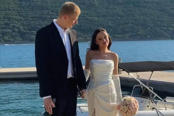 Жена Славы Комиссаренко улетела от него в США после скандала о своём прошлом