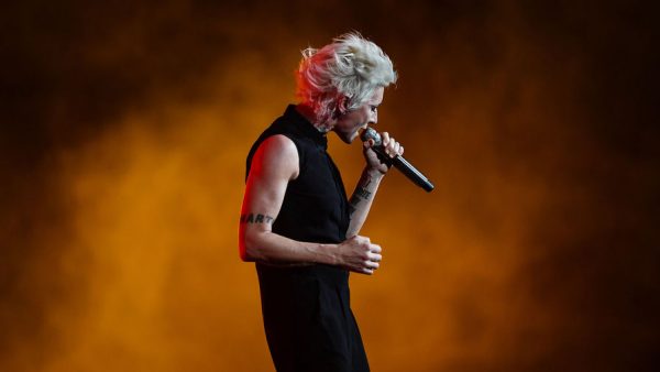 Зрители уходили с концерта Арбениной с фонариками