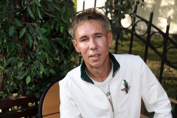 Алексей Панин раньше хранил доллары под раковиной, а теперь радуется 20 тысячам рублей