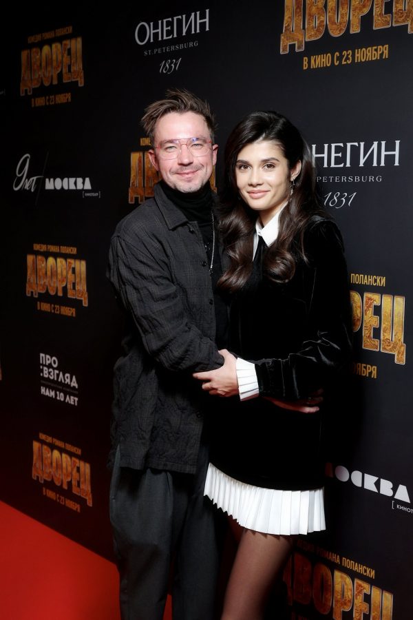 Александр Петров появился с женой на премьере своего нового фильма Актер представил в Москве фильм «Дворец» Романа Полански