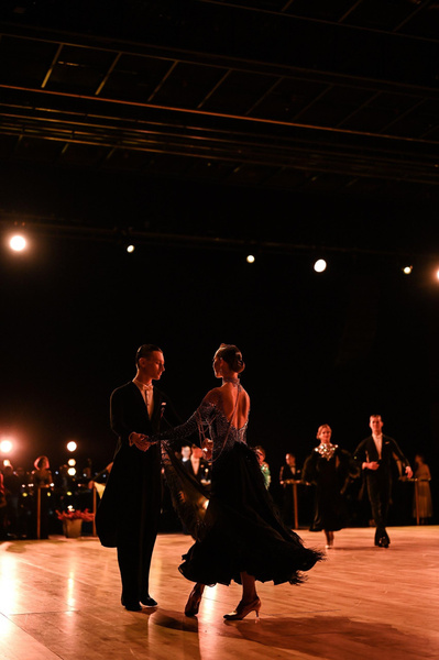 Бородина и Варнава устроили битву костюмов, Мельникова — жаркие танцы на турнире Midnight Ball