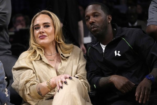 Daily Mail: певица Адель проговорилась на шоу, что вышла замуж во второй раз