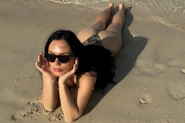 Экс-солистка SEREBRO снялась в крошечном бикини в Дубае