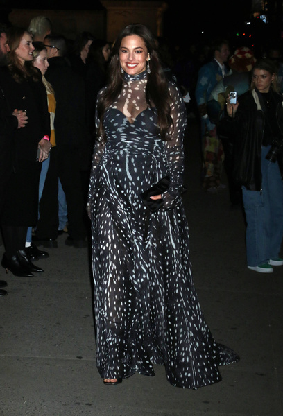 «Голое» платье Эшли Грэм произвело фурор на дне рождения бывшего любовника Ким Кардашьян