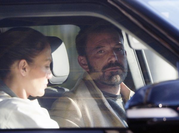 Как жесты выдают то, что рядом с Гарнер Аффлек счастлив, а с Лопес — скрывает боль