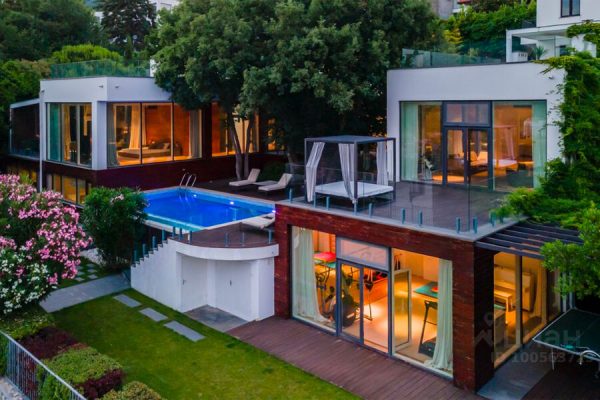 Константин Меладзе снизил цену на виллу в Крыму