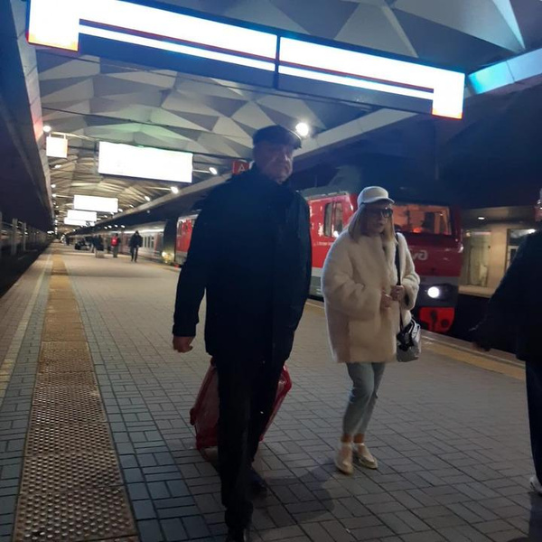 На обычном поезде, еле идет: видео возвращения Пугачевой в Москву