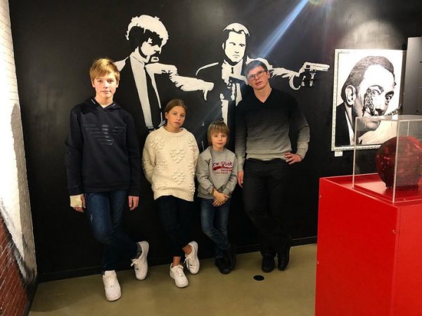 Не один Мамаев: кто из известных людей экономил на детях после развода