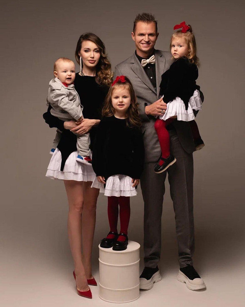 Анастасия Костенко и Дмитрий Тарасов с детьми
