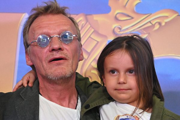 Алексей Серебряков пришел на светскую премьеру с внучкой Агатой