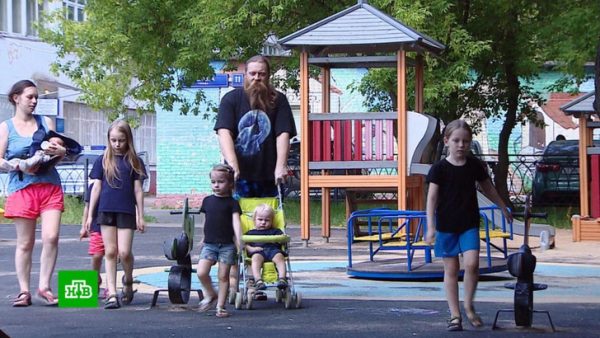 Детей Тепляковых засняли в автобусе во время скандала — многодетный отец в ярости