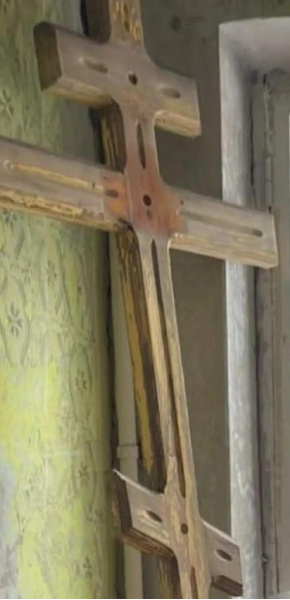 Девочка-маугли 13 лет жила в комнате в окружении крестов — мать считает их святыней