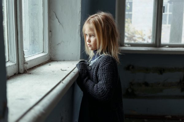 Девочка-маугли 13 лет жила в комнате в окружении крестов — мать считает их святыней