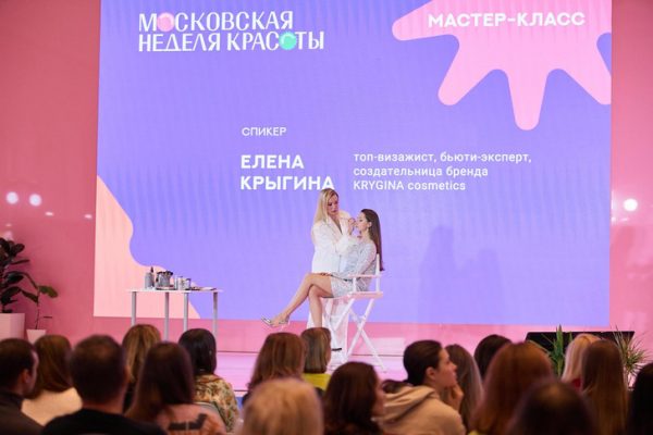 Эффектная Гузеева в черных мехах и яркая Крыгина в белых перьях посетили Московскую неделю красоты