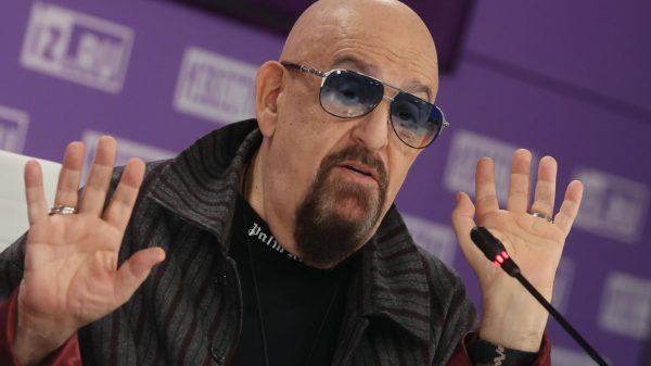 Шуфутинский объяснил, почему передвигается в инвалидном кресле