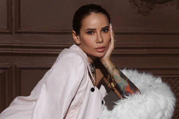 Айза намекнула, что звезды шоу-бизнеса повторяют за ней