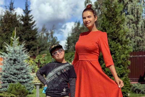 Эвелина Бледанс оправдалась за поцелуй сына в губы