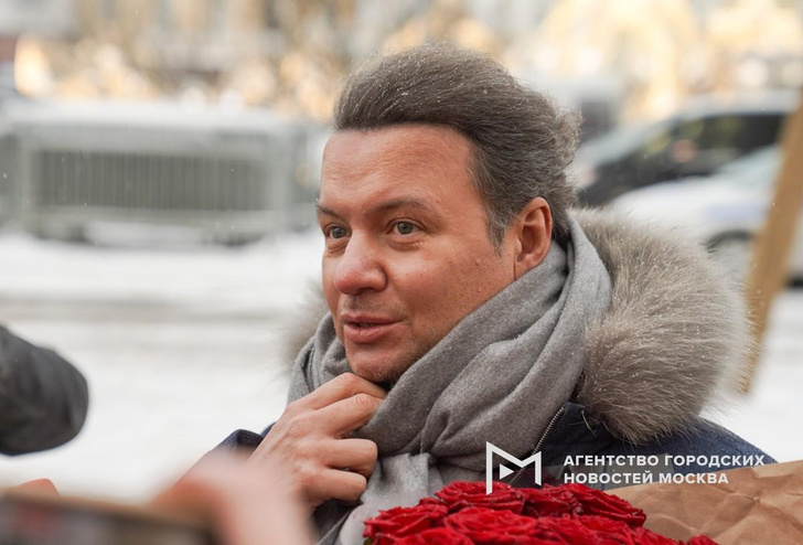 Поклонники скандалили, артисты несли красные розы: в Москве простились с Юрием Соломиным