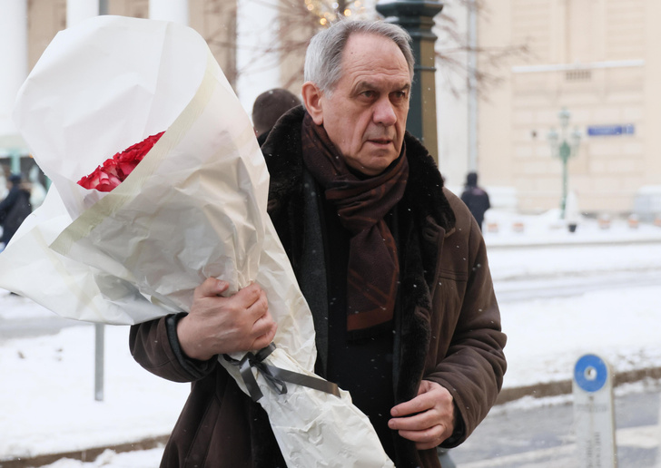 Поклонники скандалили, артисты несли красные розы: в Москве простились с Юрием Соломиным