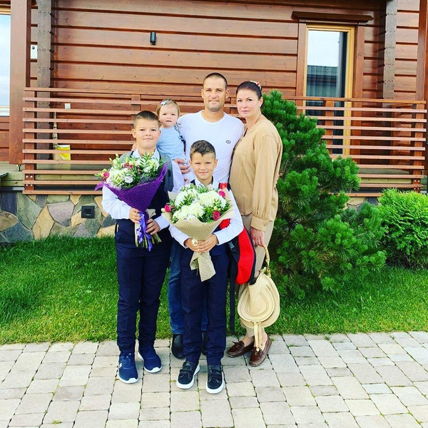 Михаил Южный с супругой Ириной и детьми