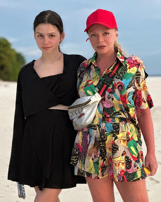 В микрошортах и с сумкой Gucci: наряд 68-летней Долиной на Мальдивах круче, чем у внучки