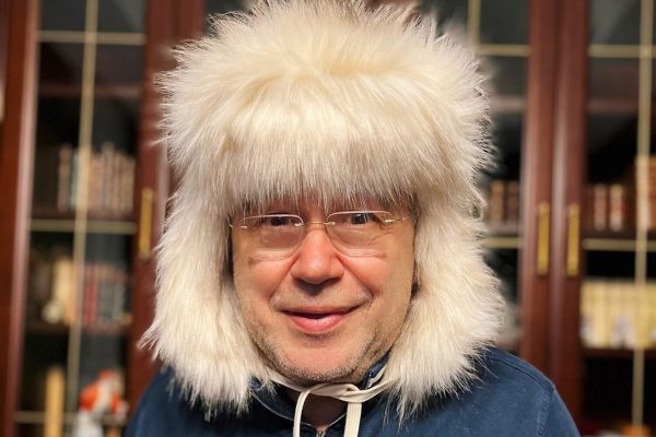 Юморист Евгений Петросян примерил образ в стиле славянский шик