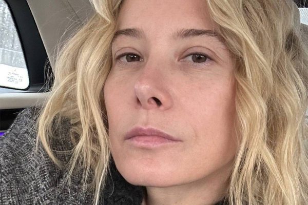 50-летняя Юлия Высоцкая показала лицо без макияжа