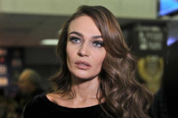 Блогер Алена Водонаева опубликовала кадры с фотосессии в Хамовническом суде