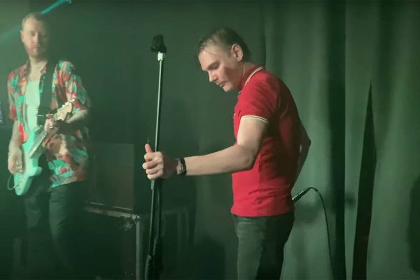 Концерт группы «Щенки» отменили после выступления солиста в одном носке